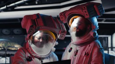 Uzay gemisi kontrol arayüzünü çalıştıran astronotlar uzay istasyonunun yakınında süzülen dünya dışı varlığa tepki veriyorlar. Kozmonotlardan oluşan bir ekip bilgisayardaki ve B kamerasındaki veri analizi sırasında yabancı bir geminin yaklaştığını izliyor.