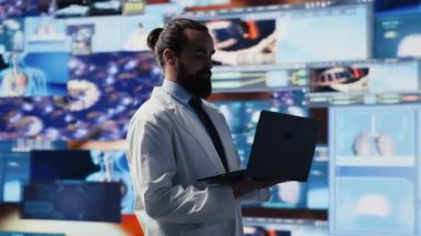 Pratisyen hekim, teknolojiyle ve bilimsel gelişmeyle tıbbın geleceğini yansıtan, daha iyi tanı ve hasta analizi için dijital araçları koz olarak kullanıyor. Sağlık yeniliği. Kamera A.