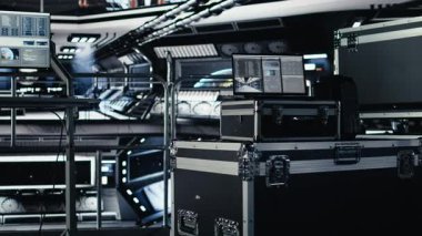 Uzay istasyonundaki dizüstü bilgisayar, Mars 'a kozmik yolculuk sırasında yıldızları ve asteroit desenlerini izliyor. Yıldız gemisindeki defter arayüzü yaklaşan dünya dışı kızıl gezegen keşfi için yörünge yolunu gösteriyor.