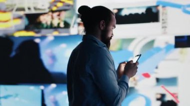 Uykusuz saplantılı adam, sosyal medya tüketimi ve takıntılı kıyamet kopma korkusu yaşıyor. Endişe ve kendine güven sorunlarını tetikleyen psikolojik etkiler. Kamera A.