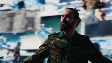 Profesyonel asker, kontrol merkezinden uydu görüntülerinden toplanan verileri analiz ederek gerçek zamanlı istihbarat sağlıyor. Gözetleme ile ulusal savunma operasyonları. Kamera A.