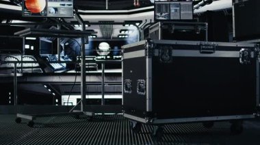 Uzay istasyonunda kozmik Mars gezisi sırasında detaylı görev analiz panelini gösteren bir dizüstü bilgisayar. Yıldız gemisindeki defter, yaklaşan dünya dışı kızıl gezegen keşfi için okuma yapıyor.