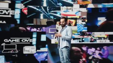 Telefonuyla mesajlaşan ve sosyal medya bağlantısından keyif alan sıradan bir adam, sosyal platformlar görsel ve kullanıcı arayüzü iletişimin ve modern eğlencenin gücünü vurguluyor. Kamera B.