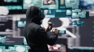 Adam sistem bozulması ve şifre kırma için sanal gerçeklik kulaklığı kullanıyor. Siber zeka bu teknoloji hırsızlığını tanımlıyor. İzinsiz giriş ve tehdit alarmları tehlikeli hacklemeler olduğunu gösteriyor. Kamera A.