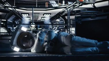 Kozmonot büyük uzay istasyonu arızası sırasında ani bir hastalıktan çöker ve kritik alarm başlar. Uzay aracında tıbbi kriz geçiren astronotun üzerinde yanıp sönen uyarı ışıkları, kamera A