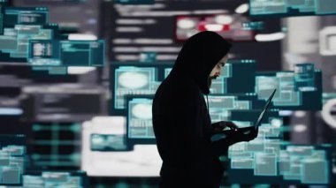 Erkek hacker kodlama, güvenlik duvarlarını aşma ve ağ güvenliğindeki savunmasızlıkları siber suçlar ve sızma yoluyla gizlilik modunda çalışır. Kamera B.