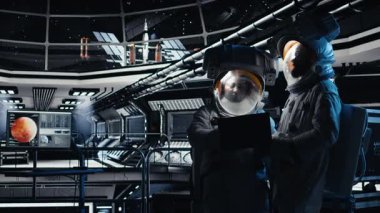 Uzay gemisi kontrol arayüzünü çalıştıran astronotlar uzay istasyonunun yakınında süzülen dünya dışı varlığa tepki veriyorlar. Kozmonotlardan oluşan bir ekip bilgisayar ve kamera A 'daki veri analizi sırasında yabancı bir geminin yaklaştığını izliyor.