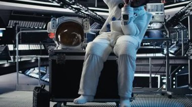 Astronot akıllı telefonuyla özçekim fotoğrafları çekiyor. Gezegen kolonileştirme görevi sırasında el hareketi yapıyor. Yörünge istasyonu mürettebatı kozmik yolculuk sırasında cep telefonuyla fotoğraf çekiyor, kamera A