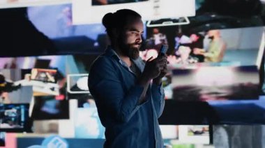 Sosyal medya içeriği tüketimine bağımlı akıllı telefon kullanıcısı ve dijital dünyada endişe ve kendine güven sorunlarını tetikleyebilecek saplantılı kıyamet tomarı. Aşırı izolasyon. Kamera A.