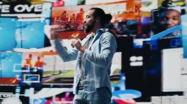 Sosyal medya yöneticisi mikrofonla canlı bir sunum sunuyor, sahneden canlı bir seyirciye bağlanıyor. Modern iletişim için dijital etkileşimi teşvik etmek. Kamera A.