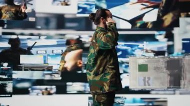 Ordu subayı, savaş planlama taktikleri ve savaş alanı detayları için önemli bilgiler toplayarak komuta merkezinde saygıdeğer askeri selamlamayı gerçekleştirir. Yüksek teknoloji ordu ortamı. Kamera A.