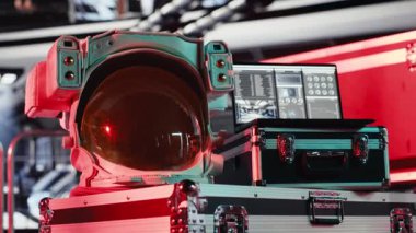 Uzay gemisinin Mars yolculuğu sırasında dizüstü bilgisayarın yanında yanıp sönen kritik hata alarmı. Kızıl Gezegen 'e giderken astronot ekipmanlarında arıza tehlikesi uyarısı yanıp sönüyor.