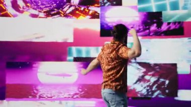 Parlayan neon ışıklarının altında dans eden havalı dijital içerik yaratıcısı, ritim ve bireyselliği ifade ediyor. Modaya uygun müzik ve sanatsal görsellerle çevrili, enerji ve retro stil getiriyor. Kamera B.