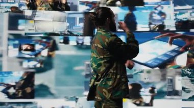 Askeri personel uydu verilerini inceler ve bir görev için taktik operasyonlar, kontrol merkezi oluşturur. Asker tehdit tespit sistemleri ve ulusal çıkarlar için araçlar kullanır. Kamera B.