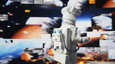 Uzay giysisi ve miğferiyle uzak bir gezegende duran meraklı astronot gökyüzünün altında yıldızlarla dolu örnekler topluyor. Bir uzay aracıyla yabancı dünyaları ve kozmik sınırları keşfediyorum. Kamera B.