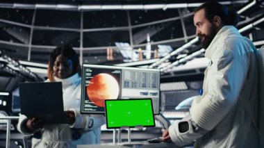 Astronot izleme sistemi tanıları izole ekran tabletinde, uzay görevi sırasında iş arkadaşlarıyla sohbet ediyorlar. Kozmik keşif sırasında takım çalışması kozmonotları, kamera A