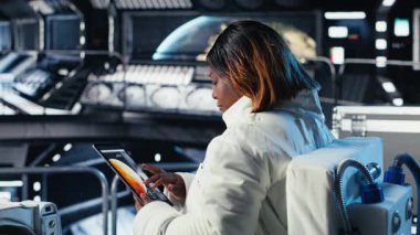 Dişi astronot, uzay gemisinde rutin bakım yapıyor derin uzayı keşfediyor, Mars 'a gidiyor. Dünya 'dan ayrıldıktan sonra yörünge yörüngesine giren uzay aracındaki kadın, kamera B