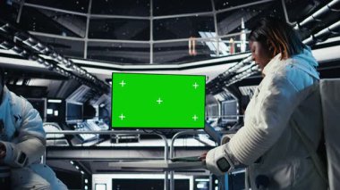 Uzay gemisi sensörlerini kalibre eden kozmonot takımı izole ekran monitörü kullanarak göreve hazırlanıyor. Astronotlar kroma anahtar ekran kullanarak güneş sistemi gezegen, kamera A 'ya iniş işlemlerine başlıyorlar.