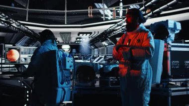 Yıldız gemisi mürettebatı kokpit penceresinin dışından gelen ışıktan kör oldu. Kozmonot, yörünge istasyonundaki tanımlanamayan dünya dışı varlıkla temas kuruyor. Kamera A