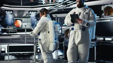 Astronot Mars seyahati sırasında tablet üzerindeki uzay görevi verilerini kontrol ediyor. Yıldız gemisindeki kozmonot uzun vadede insanlığı destekleyen Kızıl Gezegen seferi için hazırlanıyor. Kamera A.