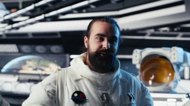 Astronot son keşifleri paylaşmak için video çağrısı sırasında komuta merkeziyle kozmik kökenli konuşmaları inceliyor. Kozmonot haritalama bilinmeyen dünyalar Dünya ekibi B kamerasına bilimsel bulgular sağlar.