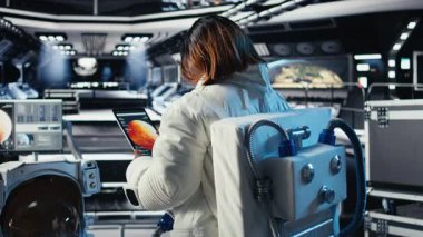 Astronot Kızıl Gezegen 'e gidip uzaydaki dünya dışı yaşamı aramak için uzayda insan genleşmesi yapıyor. Kozmonot, insanoğlunun Mars 'a hayatta kalma seferi sırasında kozmik kökenleri inceliyor. Kamera A