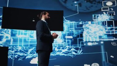 Girişimci sunucu, iş büyümesindeki yapay zeka kullanımını vurgulamak için canlı konferansa ev sahipliği yaparak, nöral ağların ve makine öğreniminin kullanımını gösteriyor. Fintech etkinliği. Kamera B.