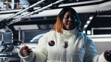 Video çağrısında, analiz bulgularını sunan neşeli astronot komuta merkezi araştırmacılarını selamlıyor. Gülümseyen Yörünge İstasyonu mürettebatı Dünya ekibi B kamerasına bilimsel bulgular sunar.