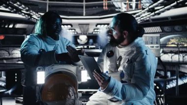 Yıldız gemisindeki araştırmacılar insanoğlunun hayatta kalma seferi sırasında görev planını tartışıyorlar. Astronotlar uzay aracında insan genleşmesi yapıyorlar. Bilimsel bilgi ve kamera A: