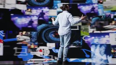 İçerik yaratıcısı canlı bir sunum sunuyor. Sosyal medya, dijital etkileşim ve yaratıcı markalaşma için çevrimiçi bir dinleyici kitlesine eş zamanlı olarak bağlanıyor. Yenilik için trend belirleyici. Kamera B.