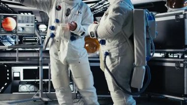 Astronotlar uzayın derinliklerini araştıran planlanmış operasyonlar için son ayrıntıları tartışıyor. Kozmonotlar sohbet ediyor, gezegene indikten sonra göreve hazırlanıyorlar, kamera A