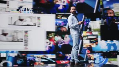 Modern bir sanal ağ ortamında canlı yayın etkileşiminden ve yaratıcı içerikten hoşlanan genç bir adamın yüksek teknolojili yaşam tarzı. Kamera B.