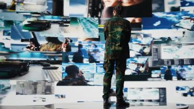 Yüksek teknolojili bir komuta merkezindeki savaş alanı verilerini inceleyen genç bir gazi taktik ve jeopolitik detaylarla savaş planlamasını sağlıyor. Modern askeri ortam korunmaya odaklandı. Kamera B.