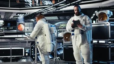 Astronot uzay istasyonu dışında planlanan operasyonlara başlamadan önce görev planını tabletten okuyor. Kozmonot cihazdaki analizleri kontrol ediyor. Gezegen A 'ya indikten sonra gitmeye hazırlanıyor.