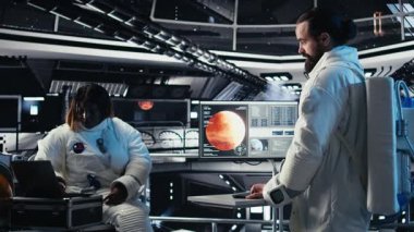 Astronot, uzay istasyonu dışında planlanan operasyonlara girmeden önce gezegen görselleştirmesine bakıyor. Uzay gemisindeki kozmonot, gelişmiş mühendislik gücüyle gezegene indi. Kamera A.