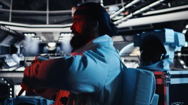 Gezegen kolonileştirme yapan adam uzay istasyonunun yakınında süzülen dünya dışı varlığa tepki veriyor. Kozmonot yıldız gemisi yıldız verilerini toplarken uzay gemisinin yaklaşmasını izlerken, kamera A