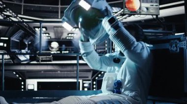 Sessiz yörünge istasyonunda, uzayın derinliklerinde duygu yüklü bir adam. Sıkıcı astronot, uzun bir görev süresinden sonra boş boş bakıyor. Kamera A: