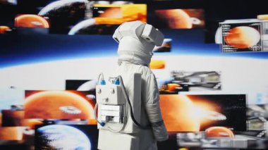 Uzay giysisi içindeki erkek astronot Dünya 'nın yörüngesinde yüzüyor ve insanlığın evrene yolculuğunu sembolize ediyor. Sonsuz keşif, teknoloji ve bilinmeyen evreni keşfetme arayışı. Kamera B.