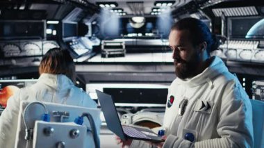 Gezegen gezisini tamamladıktan sonra astronot görev parametrelerini doğrulamak için dizüstü bilgisayar kullanıyor. Kozmonot sistemleri dizüstü bilgisayarla yönetir, Mars 'tan ayrılır, eve dönmek için uçuş günlüğünü günceller, kamera A