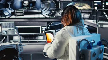 Kozmonot, Mars 'a yapılan insanoğlunun hayatta kalma seferi sırasında operasyona hazır olmasını sağlıyor. Neşeli astronot Kızıl Gezegen 'e gidiyor. Bilimsel bilgiyi geliştirmek için uzayda insan genişlemesi yapıyor. Kamera A.