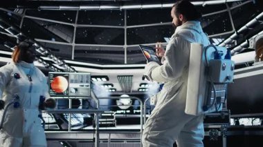 Kozmonot, insanoğlunun hayatta kalma mücadelesi sırasında tablet kullanarak uzay gemisi donanımı ile sorun çıkarıyor. Uzay görevi parametrelerinde insan genleşmesi sırasında cihazdaki yıldız haritalarını inceleyen araştırmacı, kamera A