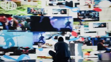 Sefalet içinde telefon ekranına bakan umutsuz bir adam. Aşırı toksik sosyal medya kullanımını simgeliyor. Saplantı ve aşırı bilgi, akıl sağlığı, endişe ve depresyonu etkiliyor. Kamera B.