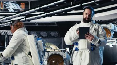 Kozmonot, insanoğlunun hayatta kalma seferi sırasında uzay gemisindeki navigasyon koordinatlarını doğruluyor. Astronotlar sensörleri ayarlıyor, uzay görevi parametrelerindeki insan genişlemesini doğruluyor, kamera B