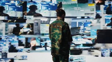 Askeri memur gözetlemedeki verileri inceliyor ve taktik operasyonlar üzerinde çalışıyor, teknik görev kontrol. Asker tehdit tespit elektronik sistemlerini ulusal çıkarlar için kullanıyor. Kamera B.