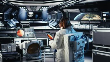 Dişi astronot, uzay gemisinde rutin bakım yapıyor derin uzayı keşfediyor, Mars 'a gidiyor. Uzay gemisindeki kadın Dünya 'dan ayrıldıktan sonra yörünge yörüngesine giriyor. Kamera A.