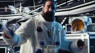 Astronot son keşifleri paylaşmak için video çağrısı sırasında komuta merkeziyle kozmik kökenli konuşmaları inceliyor. Kozmonot haritalama bilinmeyen dünyalar Dünya ekibi, kamera A 'ya bilimsel bulgular sağlar.