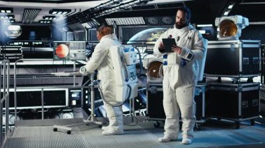 Kozmonot, insanoğlunun hayatta kalma seferi sırasında uzay gemisindeki navigasyon koordinatlarını doğruluyor. Astronotlar algılayıcıları ayarlıyor, uzay görevi parametrelerindeki insan genişlemesini doğruluyor, kamera A