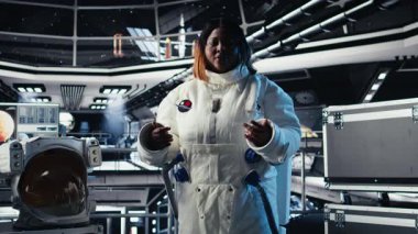 Video çağrısında komuta merkezi araştırmacılarını selamlayan mutlu bayan astronot son keşiflerini paylaşıyor. Uzay gemisindeki Afrikalı Amerikalı kadın Dünya ekibi kamera A 'ya bilimsel bulgular sağlıyor.