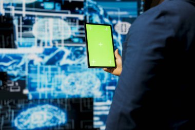 Afro-amerikalı kişi bulut bilgisayarı kullanarak tablet tutuyor, yapay zeka beyin gelişimine odaklanıyor ve yenilik için derin öğrenme üzerinde çalışıyor. Akıllı teknoloji veri bilimi kavramı.