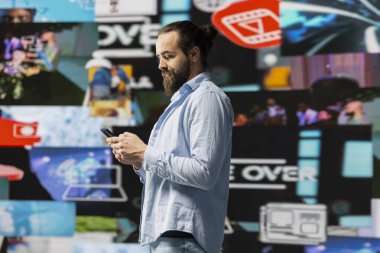 Kullanıcılar arasındaki dijital bağlantının keyfini çıkaran sosyal medya yöneticisi, gerçek zamanlı bağlantının, çevrimiçi varlığın ve hayal gücünün etki ve iletişimin temel unsurları olarak altını çiziyor.